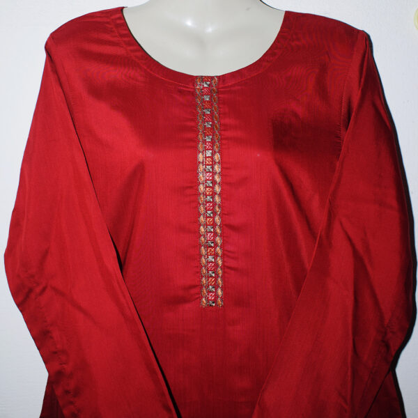 Elegant Maroon Viscose Kurta with Embellished Details - Image 5